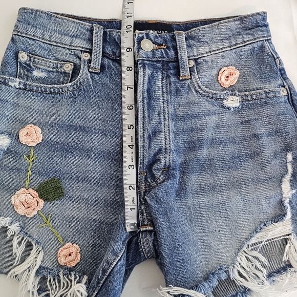 Lucky Brand Embroidered Distressed Denim Midi Shorts Size 00 / 24 High Rise - Picture 11 of 13